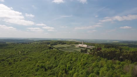 WW1-Memorial-Douaumont-Beinhaus-Drohnenansicht-Aus-Der-Ferne
